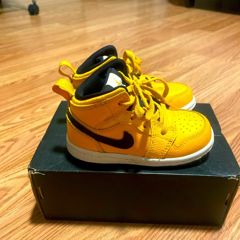 Jordan Retro 1 Mid